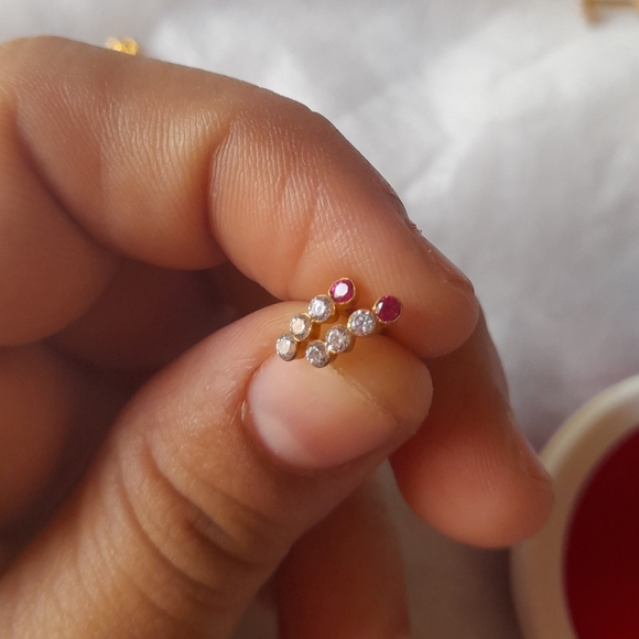 Beautiful new 😍 shaining stone studs - Picture 5 of 6